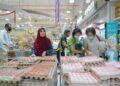 BEKALAN telur ayam di pasaran kekal mencukupi dan stabil, dengan pengeluaran tempatan melebihi permintaan domestik. - UTUSAN/AMIR KHALID