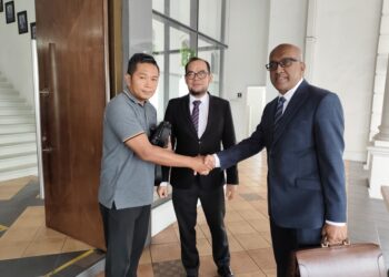 MOHD. Muhazzam Shah Salem (kiri) bersama peguam bela, Haresh Mahadevan (kanan) dan Ramzani Idris (tengah) selepas Mahkamah Sesyen Ipoh melepas dan membebaskannya daripada pertuduhan amang seksual fizikal dan rogol remaja perempuan, empat tahun lalu. - UTUSAN