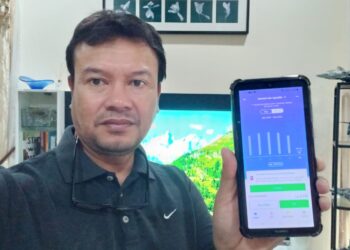 MOHD. Azman Mustapha menunjukkan penurunan penggunaan elektrik yang boleh dilihat menerusi aplikasi myTNB sekali gus memberikan kawalan kepada pengguna.