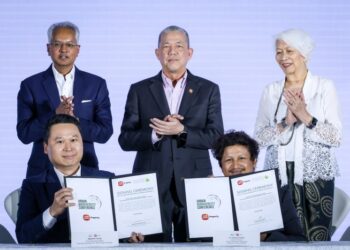 FADILLAH Yusof (tengah) menyaksikan Pengarah Eksekutif TRCRC, Dr. Dzaeman Dzulkifli (duduk, kanan) dan Ketua Pegawai Operasi Pembangunan Bandar Sime Darby Property, Appollo Leong menunjukkan dokumen perjanjian kerjasama lima tahun Biodiversiti Urban sempena Majlis Penutup Program Persidangan Biodiversiti Urban (UBC) 2025 yang berlansung di Pusat Konvesyen Sime Darby,Bukit Kiara di sini, hari ini. - UTUSAN/MUHAMAD IQBAL ROSLI