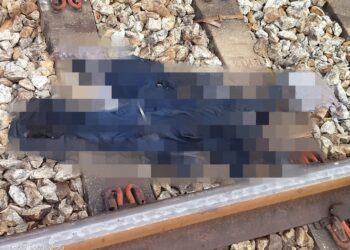 PAKAIAN dipercayai milik mangsa yang maut dilanggar tren komuter di Chemor di Ipoh kelmarin.