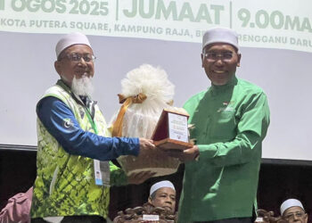 IDRIS Ahmad (kanan) menerima cenderamata pada Ceramah Umum Perdana sempena Ijtimak Kepimpinan Pas Negeri Terengganu 2025 di Dewan Merdeka, Kota Putera Square, Terengganu. – MINGGUAN/TOREK SULONG