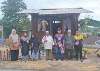 SEBUAH replika rumah generasi pertama Felda dibina peneroka sempena sambutan Hari Kebangsaan Ke-68 di Felda Kerteh 1, Dungun, Terengganu. - UTUSAN/NIK NUR IZZATUL HAZWANI NIK ADNAN