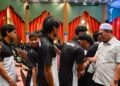 HISHAMUDDIN Abdul Karim (dua dari kanan) beramah mesra bersama atlet pada Majlis 'Selangkah Mencipta Gemilang - Misi Emas Bermula' Kontinjen Negeri Terengganu di Wisma Darul Iman, Kuala Terengganu, semalam. - UTUSAN/PUQTRA HAIRRY