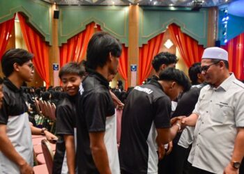 HISHAMUDDIN Abdul Karim (dua dari kanan) beramah mesra bersama atlet pada Majlis 'Selangkah Mencipta Gemilang - Misi Emas Bermula' Kontinjen Negeri Terengganu di Wisma Darul Iman, Kuala Terengganu, semalam. - UTUSAN/PUQTRA HAIRRY