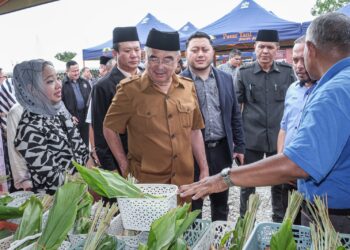 MOHD. Ali Mohd. Rustam merangkap Presiden Dunia Melayu Dunia Islam (DMDI) menghadiri Majlis Perasmian Jualan Pra Ramadan Melaka Madani 2023 di Tapak Pasar Tani Bukit Katil, Melaka.