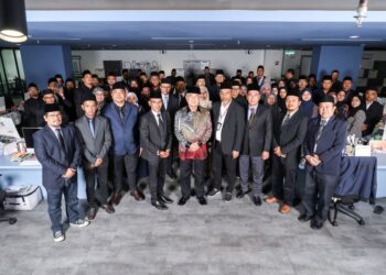  Mohd. Ali Mohd. Rustam (tengah) bersama pengurusan dan warga kerja Media Mulia ketika mengunjungi syarikat akhbar itu
di Petaling Jaya, semalam.
– UTUSAN/FARIS RUSADIO