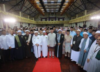 ANWAR Ibrahim bersama ulama dan guru pondok pada IJTIMA’ MADANI Ulama dan Guru Pondok Kelantan 2025 di UiTM Cawangan Kelantan.