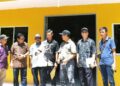 Dr Joachim Gunsalam (tiga dari kanan) melawat asrama Cahaya Kasih di Kampung Malinsau, Ranau yang sedang dalam pembangunan. 
– UTUSAN/HARDY JOE