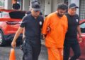 M. ARUNKUMAR dibawa ke Mahkamah Majistret Jelebu hari ini bagi didakwa atas pertuduhan membunuh anak lelakinya di Rompin, Jempol bulan lalu. - UTUSAN/MOHD. SHAHJEHAN MAAMIN