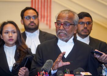 MUHAMMAD Shafee Abdullah pada sidang akhbar selepas keputusan rayuan terhadap perintah Mahkamah Rayuan berkaitan semakan kehakiman mengenai Titah Adendum di Mahkamah Persekutuan, Putrajaya hari ini.-UTUSAN/FAISOL MUSTAFA