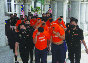 Lima pegawai Angkatan Tentera Malaysia antara 10 orang yang direman SPRM untuk siasatan berkaitan kes bersekongkol dengan sindiket penyeludupan dadah di Mahkamah Majistret Putrajaya, semalam. – UTUSAN/ FAISOL MUSTAFA