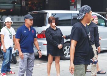 SUSPEK yang merupakan rakyat Malaysia (tengah) dicekup polis selepas mengurut di sebuah premis di Betong, Thailand. - IHSAN POLIS DAERAH BETONG