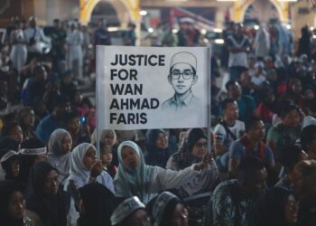 SEBAHAGIAN peserta berhimpun sebagai tanda solidariti  atas kematian Wan Ahmad Faris Wan Abdul Rahman di pekarangan Stadium Sultan Muhammad IV Kota Bharu, Kelantan, baru-baru ini. – UTUSAN/KAMARUL BISMI KAMARUZAMAN