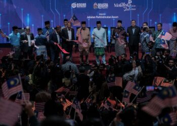 ANWAR Ibrahim mengibarkan jalur gemilang pada Majlis Amanat Perdana Perkhidmatan Awam (MAPPA) ke-20 di Pusat Konvensyen Antarabangsa Putrajaya (PICC) semalam. FOTO - FAIZ ALIF ZUBIR
