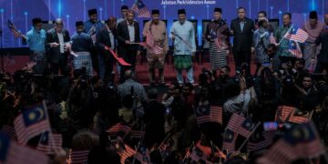 ANWAR Ibrahim mengibarkan jalur gemilang pada Majlis Amanat Perdana Perkhidmatan Awam (MAPPA) ke-20 di Pusat Konvensyen Antarabangsa Putrajaya (PICC) semalam. FOTO - FAIZ ALIF ZUBIR