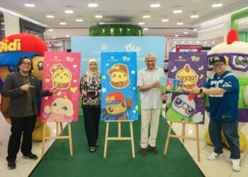 Meer habib (dua dari kanan), Datin Seri Zarida Noordin (dua dari kiri), Ketua Pegawai Eksekutif Warnakala Studios, Hairulfaizalizwan Ahmad Sofian (kanan) dan Ketua Pegawai Kreatif Warnakala Studios, Akmal Aziz Asmawi (kiri) selepas menyempurnakan Majlis Pelancaran Koleksi Habib X Didi n Friends di Habib Wangsa Maju baru-baru ini. – utusan/ISKANDAR ISHAK