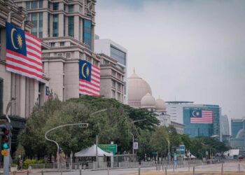 DERETAN jalur gemilang kelihatan di setiap bangunan kementerian sempena sambutan Hari Kebangsaan 2025. - UTUSAN/FAIZ ALIF ZUBIR