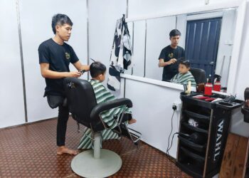 RIZUAN Azman Iskandar memiliki kedai sendiri yang lebih selesa untuk pelanggan di Kampung Beletik di
Lipis, Pahang. – UTUSAN/NORFARHIZA MOHD. ATAR