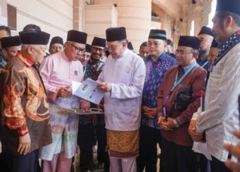 ANWAR Ibrahim melihat deklarasi Kuala Lumpur Malindo - MADANI pada Majlis Cendekiawan MADANI Malaysia - Indonesia (Malindo MADANI) 2025 di Masjid Putra, Putrajaya. – UTUSAN/FAISOL MUSTAFA