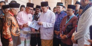 ANWAR Ibrahim melihat deklarasi Kuala Lumpur Malindo - MADANI pada Majlis Cendekiawan MADANI Malaysia - Indonesia (Malindo MADANI) 2025 di Masjid Putra, Putrajaya. – UTUSAN/FAISOL MUSTAFA