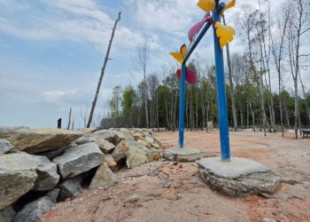 KEADAAN Pantai Kota Kulit Kerang di Beruas, Perak yang mengalami hakisan dan kerosakan akibat air pasang besar.–UTUSAN/AIN SAFRE BIDIN