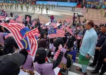 ANWAR Ibrahim meninjau persiapan pada raptai penuh sempena sambutan Hari Kebangsaan 2025 di Dataran Putrajaya, semalam. - UTUSAN/FAISOL MUSTAFA