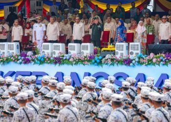 YANG di-Pertuan Agong, Sultan Ibrahim dan Raja Permaisuri Agong, Raja Zarith Sofiah diiringi Perdana Menteri Anwar Ibrahim dan 
Menteri-menteri Kabinet menyaksikan perbarisan Hari Kebangsaan di Dataran Putrajaya, semalam. – UTUSAN/FARIZ RUSADIO