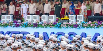 YANG di-Pertuan Agong, Sultan Ibrahim dan Raja Permaisuri Agong, Raja Zarith Sofiah diiringi Perdana Menteri Anwar Ibrahim dan 
Menteri-menteri Kabinet menyaksikan perbarisan Hari Kebangsaan di Dataran Putrajaya, semalam. – UTUSAN/FARIZ RUSADIO