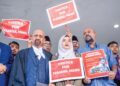 UMMU Haiman Bee Daulatgun (tengah) bersama Naran Singh (kiri) di pekarangan Mahkamah Tinggi, di Shah Alam, Selangor, semalam. – UTUSAN/SADDAM YUSOFF