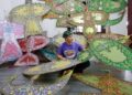 MUHAMMAD Nasrul Aiman Mohd. Zu menunjukkan kehalusan seni corak yang terdapat pada wau sobek di Kampung Padang Enggang, Kota Bharu, Kelantan. - MINGGUAN/KAMARUL BISMI KAMARUZAMAN