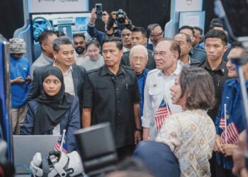 ANWAR Ibrahim melawat pameran pada Majlis Temu Anwar dan Perasmian Fakulti Kecerdasan Buatan dan Kejuruteraan Universiti Multimedia (MMU) di Cyberjaya, semalam. – UTUSAN/FAIZ ALIF ZUBIR