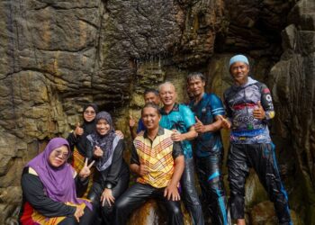 RAZALI Idris (tiga dari kanan) mengambil peluang mandi di Air Terjun Janda Mandi di Kijal, Kemaman, Terengganu. – UTUSAN/NIK NUR IZZATUL HAZWANI NIK ADNAN