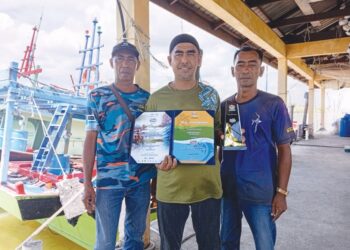 RUSDI Mamat (tengah) bersama ahli keluarganya berkongsi kegembiraan atas anugerah Nelayan Jaya Kebangsaan yang diperoleh, baru-baru ini. – UTUSAN/ERMA YUSNIDA JUSOH
