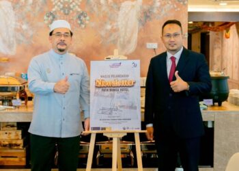 ABDUL Hadi Alias (kiri) bersama Ahmad Shah Muhamed pada majlis pelancaran Newsletter PB Hotel di Roselle @ Eleven, Kuala Terengganu, semalam.
