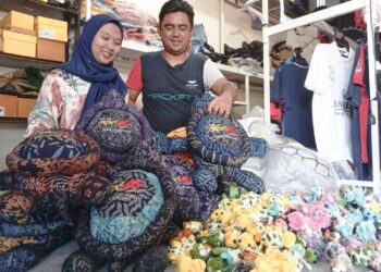 RIFDI Imran Roslin (kanan) bersama Tengku Norhayati Tengku Mansor melihat stok cenderamata yang akan dijual pada program RXZ Member di Kuala Terengganu hujung minggu ini. – UTUSAN/ERMA YUSNIDA JUSOH