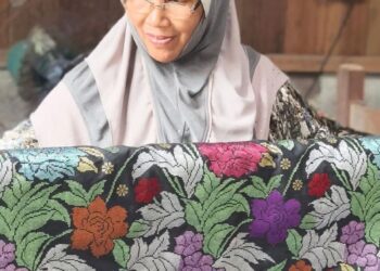 MERIAM Musa menghasilkan tenunan songket asli Terengganu sejak 50 tahun lalu di Kampung Serada, Kuala Terengganu.