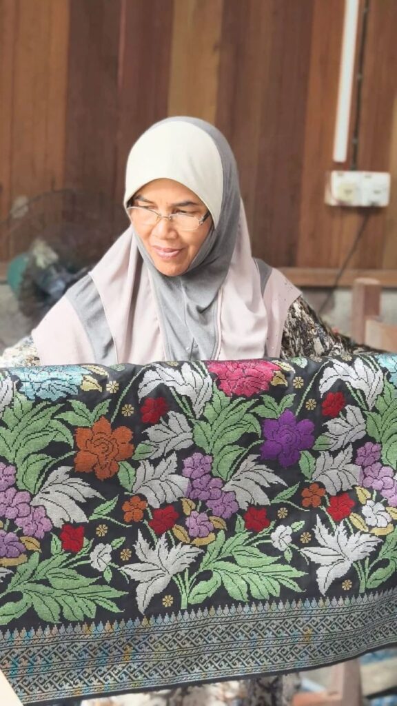 Setengah abad pejuang songket asli Terengganu
