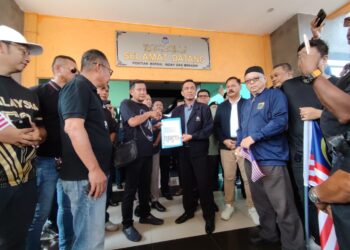 ABDUL Azim Shamsudin ( kanan ) menerima memorandum daripada Mohd. Fauzi Abdul Rahman ( kiri ) mewakili 38 Ngo Pontian  di hadapan bangunan MPPn, di Pontian, Johor, disini, hari ini.