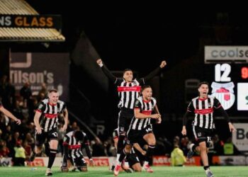 Pemain-pemain Grimsby Town meraikan kejayaan mereka meneruskan saingan Piala Liga selepas menewaskan Manchester United 12-11 menerusi penentuan sepakan penalti, semalam. - GRIMSBY TOWN FC