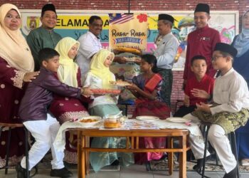 MURID-Murid dan guru Sekolah Kebangsaan Putra dan Sekolah Jenis Kebangsaan  TamilKangar membuat pertukaran makanan tradisi kaum masing-masing dalam menyemarakkan semangat perpaduan pada program rasa-rasa Malaysia bersempena sambutan Bulan Kebangsaan di Kangar, Perlis baru-baru ini. – UTUSAN/ASYRAF MUHAMMAD