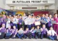 GURU pembimbing inovasi, Mohd Saharudin Setapa (belakang tengah) bersama para pelajar di Sekolah Kebangsaan (SK) Putrajaya Presint 11 
Putrajaya baru-baru ini. – UTUSAN/FAISOL MUSTAFA