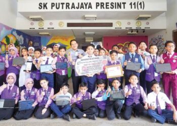 GURU pembimbing inovasi, Mohd Saharudin Setapa (belakang tengah) bersama para pelajar di Sekolah Kebangsaan (SK) Putrajaya Presint 11 
Putrajaya baru-baru ini. – UTUSAN/FAISOL MUSTAFA