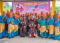 MISLINAH Mesral (tiga dari kanan) bergambar bersama kumpulan kompang Al-Jauhar selepas mengarak pasangan pengantin di Bukit Gambir, Tangkak, Johor, baru-baru ini.