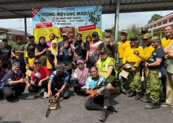 Sebahagian guru, ibu bapa, anggota Rela bergambar bersama Guru Besar Sekolah Kebangsaan Sendayan, Roswati Yusof sewaktu program Gotong Royong Madani di sekolah terbabit baru baru ini.