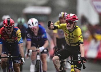 Penunggang Visma-Lease, Jonas Vingegaard (kanan) meraikan kemenangan ketika dia melintasi garisan penamat di hadapan pelumba Team Lidl-Trek, Giulio Ciccone (kiri) semasa peringkat kedua Vuelta a Espana, sejauh 159.6km antara Alba dan Limone Piemonte, di Itali, hari ini. - AFP