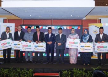 MOHD Na'im Mokhtar (tengah) dan Ridzwan Bakar (empat dari kanan) pada Majlis Peluncuran WAQF Go Learning di Hotel Seri Pacific di sini, semalam.