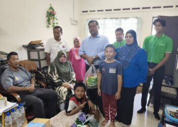 AHMAD KAMAL Kadir (duduk, kiri) bersama dua anak lelakinya menerima kunjungan Mas Imran Adam serta Faridah Mustafa di kediamannya di Taman Datuk Penggawa Barat, Johor Bahru, Johor.