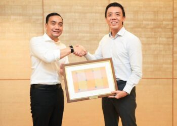 ONN Hafiz Ghazi mengadakan pertemuan dengan Jeffrey Siow pada hari ketiga lawatan rasmi beliau ke republik itu semalam.