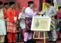 MOHAMED Khaled Nordin (kanan) bersalaman dengan Johari Abdul Ghani pada Mesyuarat Perwakilan UMNO Bahagian Pasir Gudang di Dewan Muafakat Taman Mawar, Johor Bahru, Johor. - UTUSAN/RAJA JAAFAR ALI